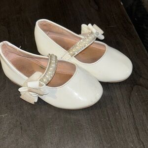 Elegant White Kids Shoes with Bow and Pearl Detail